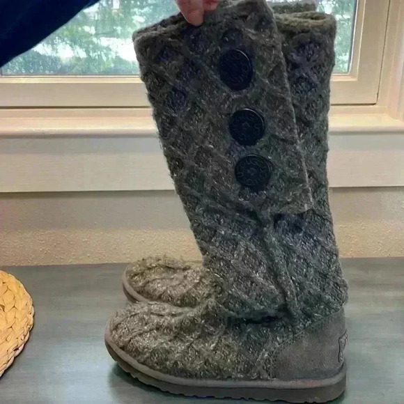 UGGS Women’s Woven Boots - Picture 2 of 7